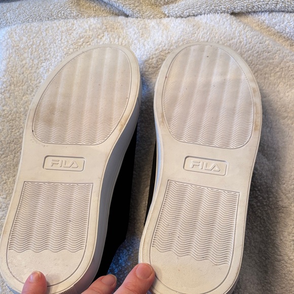 NWOT-Fila Classic Black and White Sneakers - Picture 11 of 11